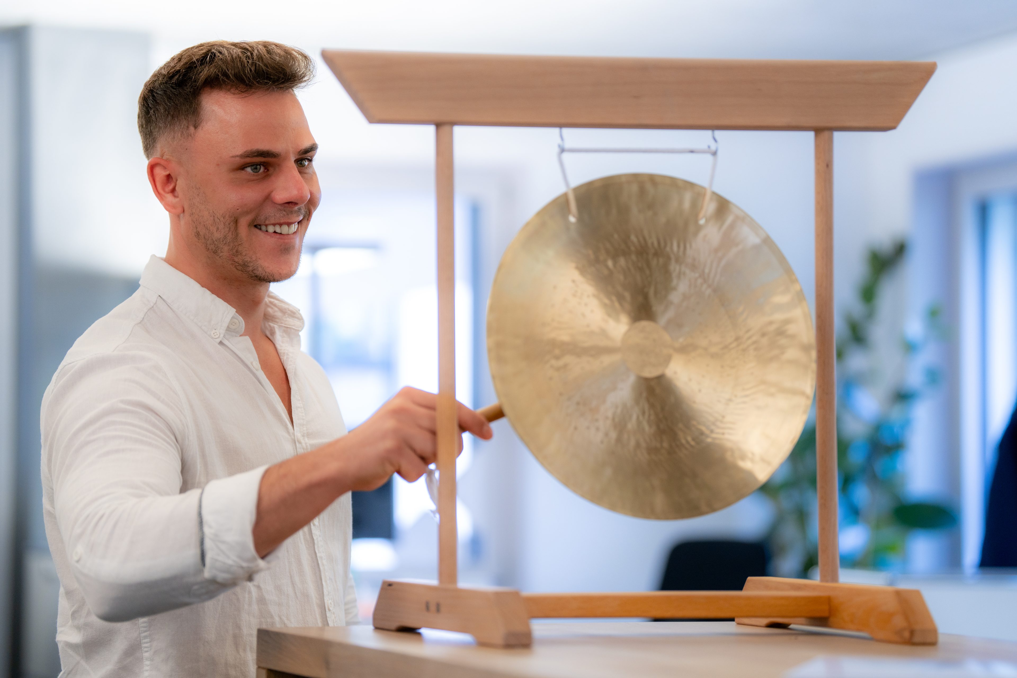 Neuer Anfang bei Human Professional Personalberatung: der Gong zur erfolgreichen Vermittlung