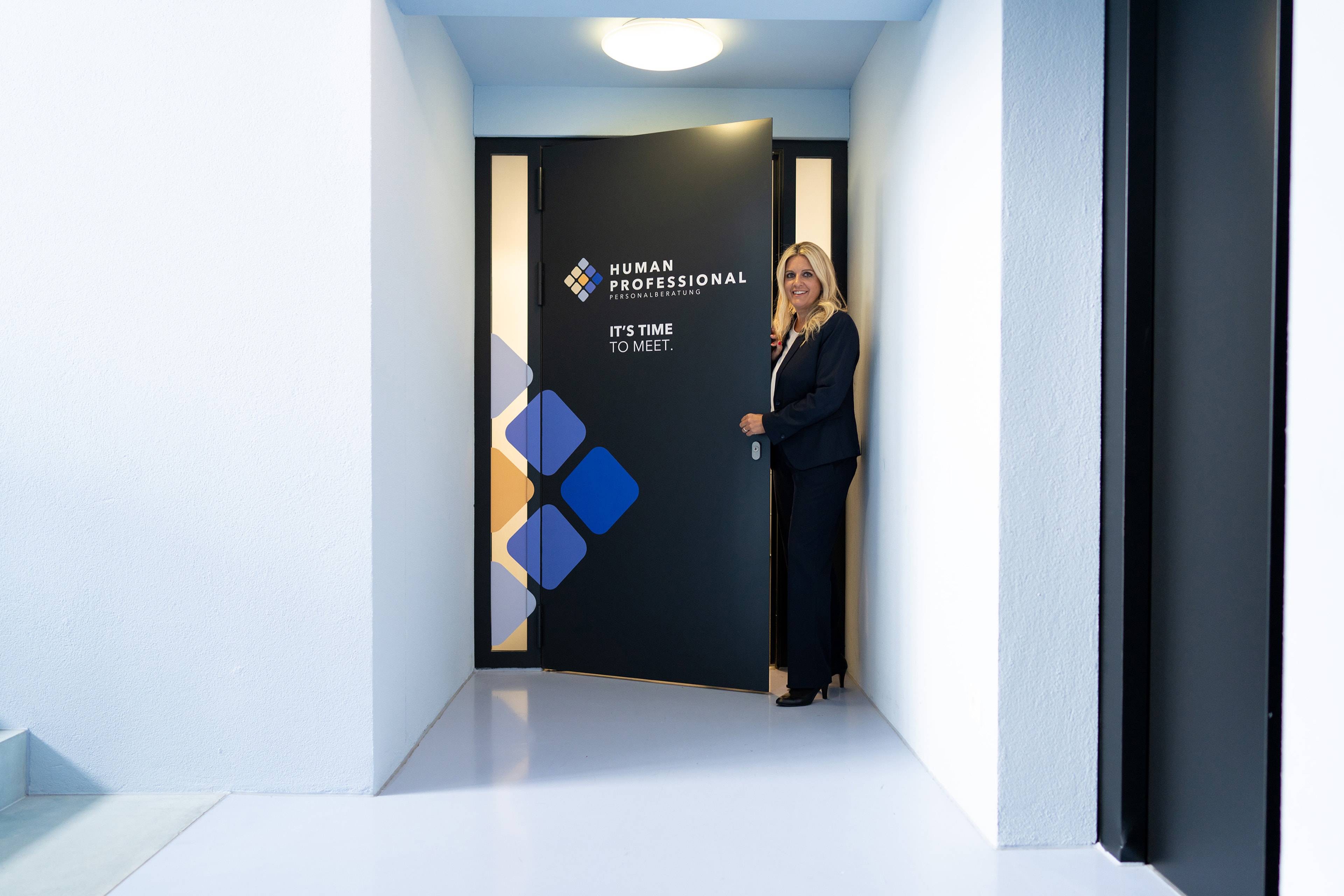 Anita Reichmuth am Eingang von Human Professional Personalberatung in Glattpark, Zürich