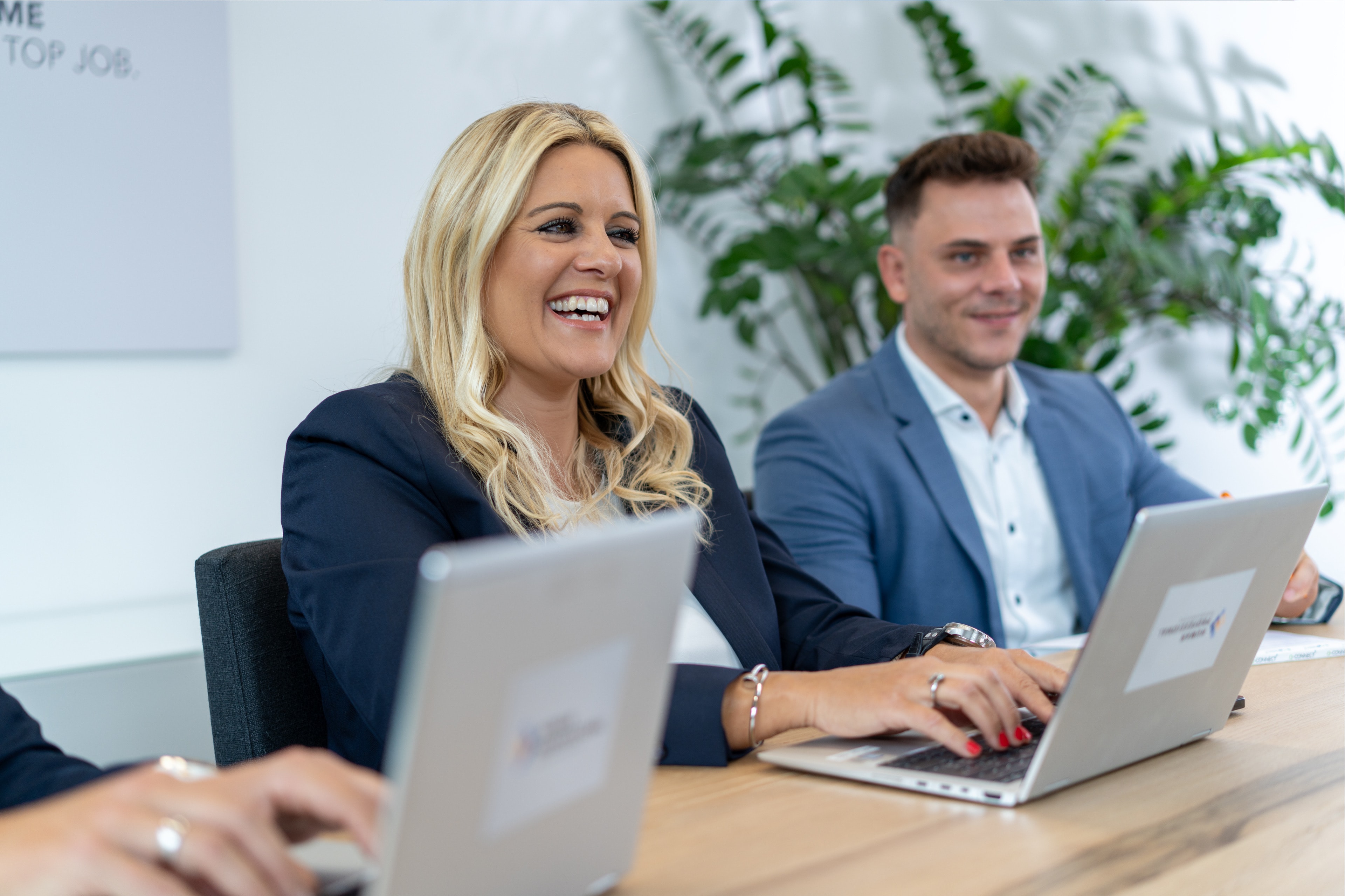 Das Team von Human Professional Personalberatung bei der Arbeit im Büro in Zürich